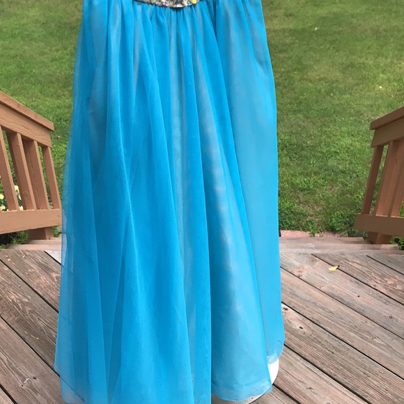 Dress like Cinderella in this glamorous gown. 3/4 - Picture 4 of 12